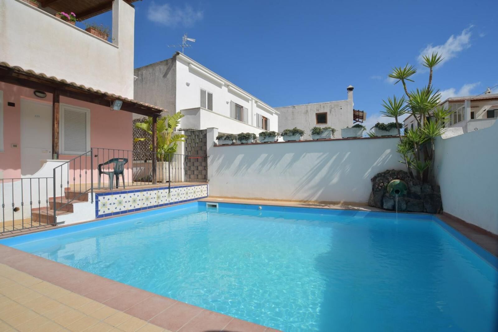 Kolam renang terbuka, kerusi lepak pantai 