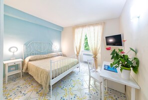 Safe på rommet, skrivebord, barnesenger og wi-fi (inkludert)