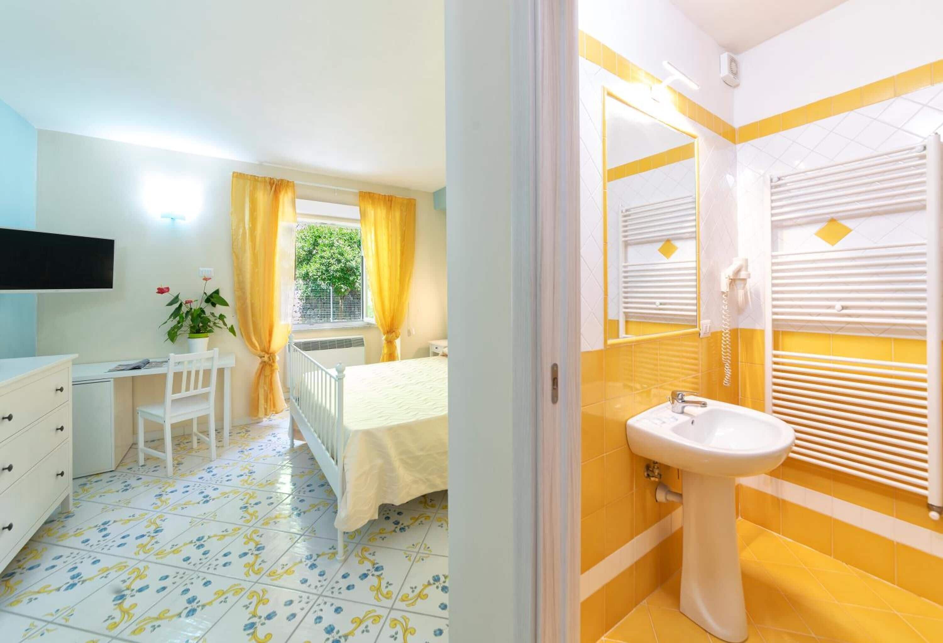 Peti besi dalam bilik, meja, katil bayi/kot (surcaj), Wi-fi percuma 