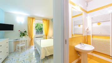 Peti besi dalam bilik, meja, katil bayi/kot (surcaj), Wi-fi percuma