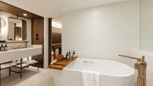 Bathroom - The Euro Grande Hotel (Bangkok)