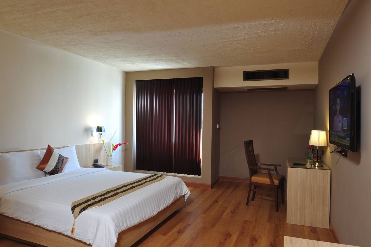 Minibar, in-room safe, desk, rollaway beds (surcharge)