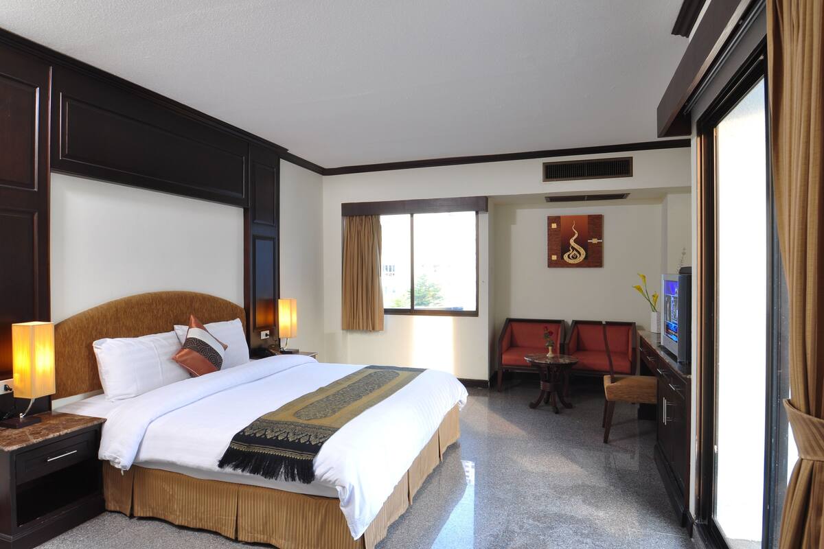 Minibar, in-room safe, desk, rollaway beds (surcharge)