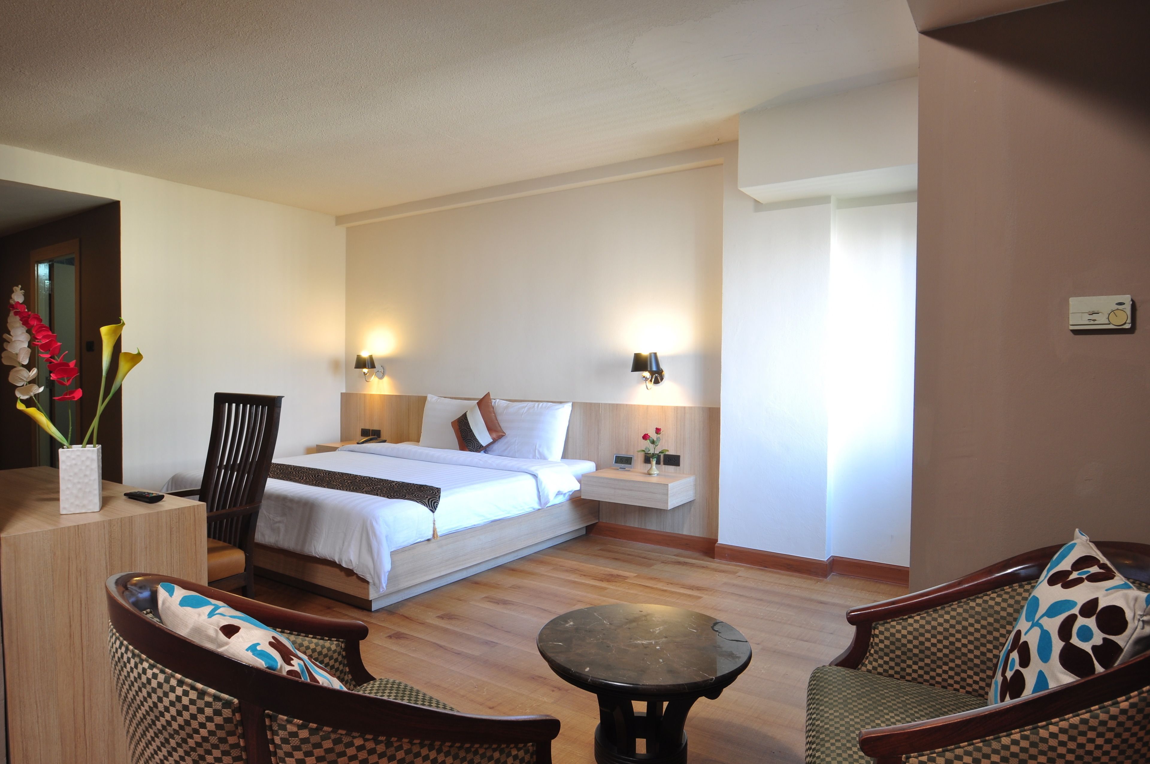 Deluxe Chic | Minibar, in-room safe, desk, rollaway beds