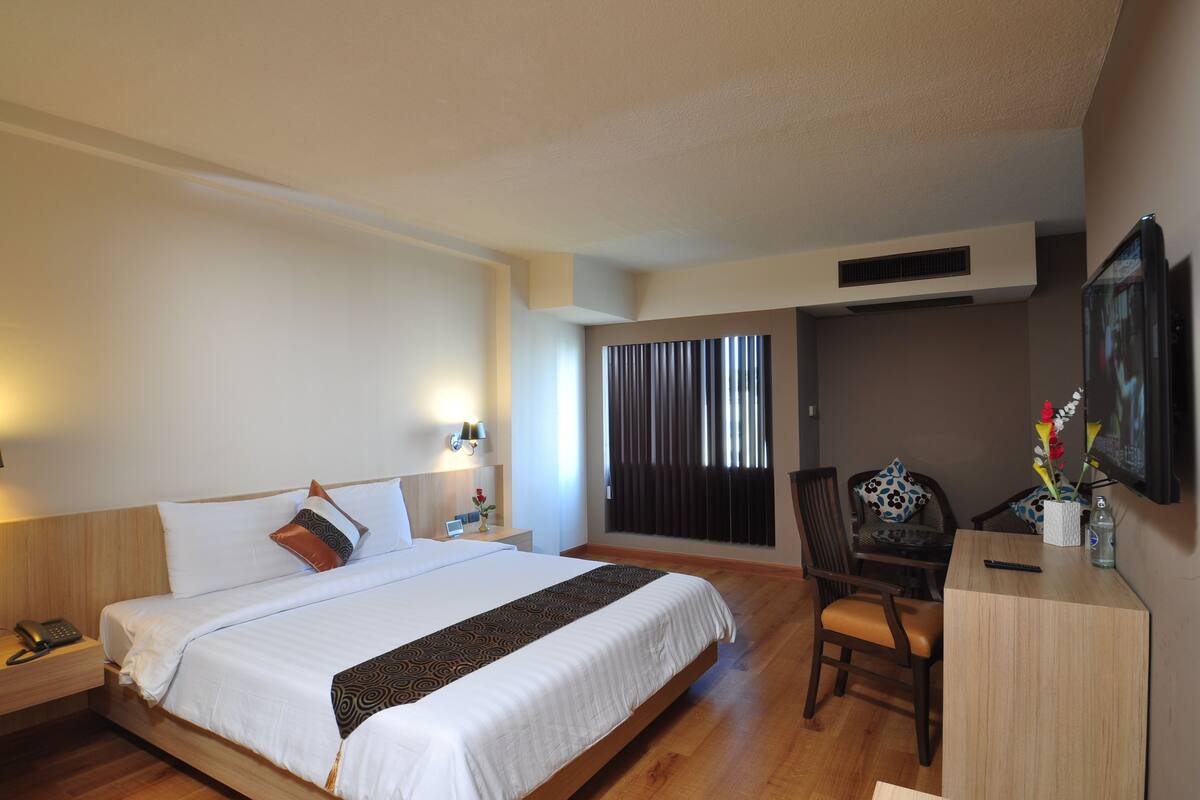 Deluxe Chic | Minibar, in-room safe, desk, rollaway beds (surcharge)