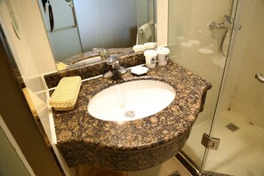 Business Twin Room | Bathroom | Free toiletries, hair dryer, slippers, towels - GreenTree Inn Beijing Guangmingqiao Express Apartment Hotel (Beijing)