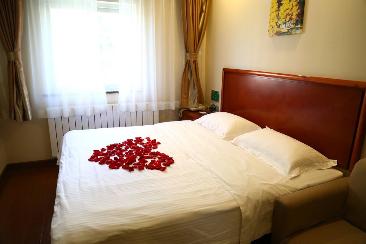Rom – deluxe, 1 kingsize-seng | Skrivebord og blendingsgardiner