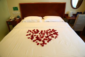 Deluxe Room, 1 King Bed | Desk, blackout drapes, free wired internet - GreenTree Inn Beijing Guangmingqiao Express Apartment Hotel (Beijing)