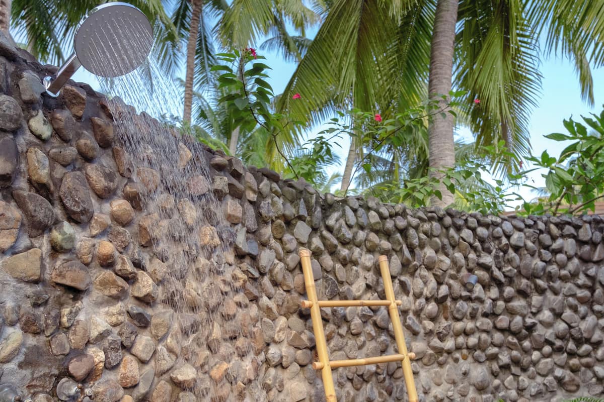 Amenidades de baño gratuitas, secadora de cabello, batas, pantuflas