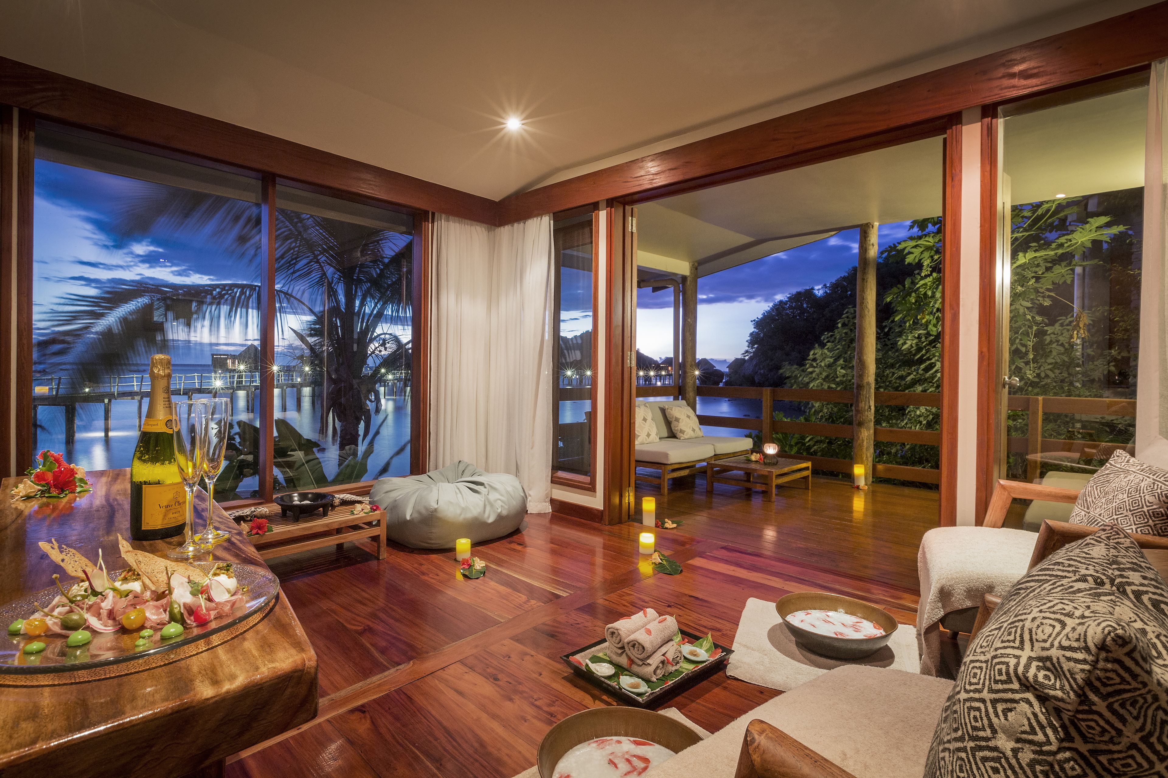 커플 트리트먼트룸, 전신 트리트먼트, 아로마테라피, 핫스톤 마사지, 딥티슈 마사지, 스웨덴식 마사지