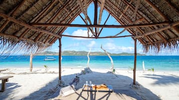 En privat strand, hvidt sand, badehåndklæder, snorkling