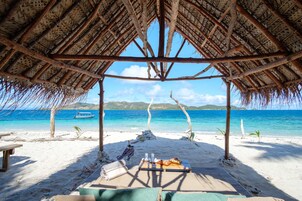 Magánstrand, fehér homok, strandlepedők és felszíni búvárkodás