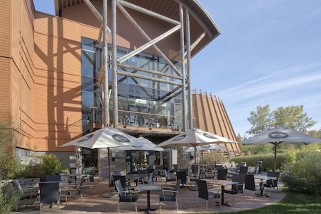 Breakfast, lunch, dinner served; Regional cuisine