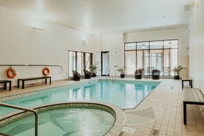 Indoor pool, open 7:00 AM to 9:00 PM, sun loungers - Hôtel-Musée Premières Nations (Wendake)