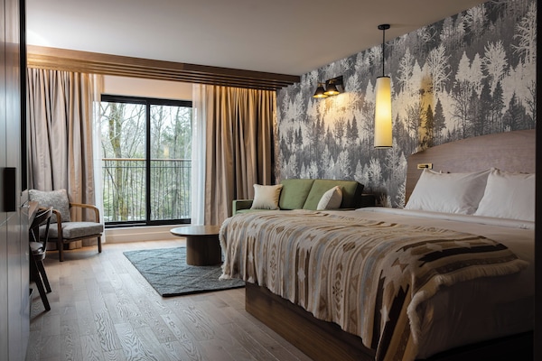 Premium bedding, down duvets, desk, laptop workspace