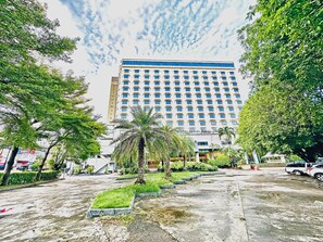 Free self-parking - Lanna Palace 2004 Hotel (Chiang Mai)