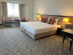 Minibar, in-room safe, desk, blackout curtains - Lanna Palace 2004 Hotel (Chiang Mai)