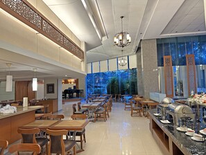 Breakfast, lunch, dinner served; Thai cuisine  - Lanna Palace 2004 Hotel (Chiang Mai)