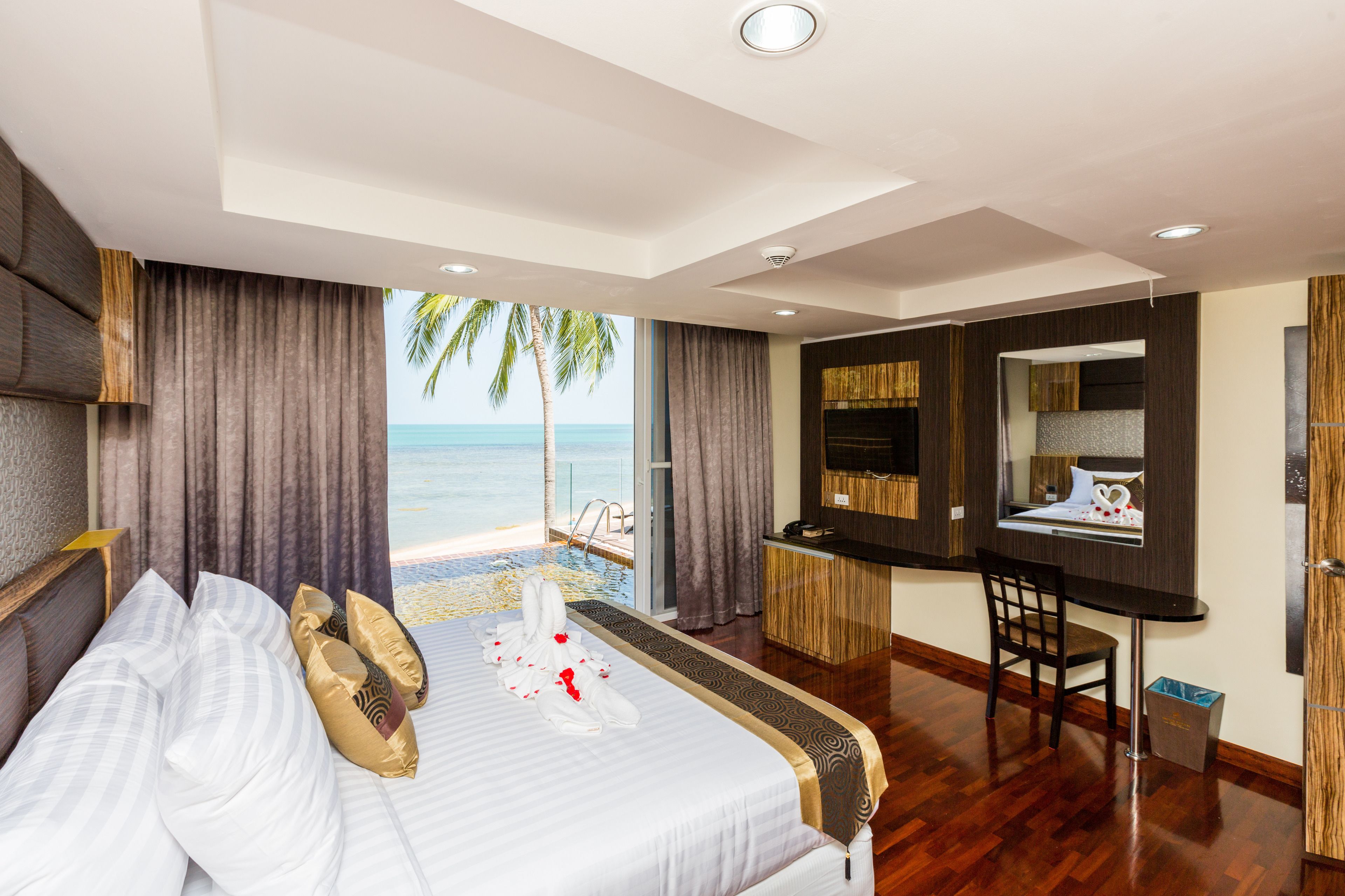 2 bedrooms pool sea view suite | premium bedding, minibar, in-room safe, soundproofing
