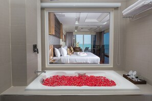 Jacuzzi Suite | 高級寝具、ミニバー、セーフティボックス (室内)、防音設備