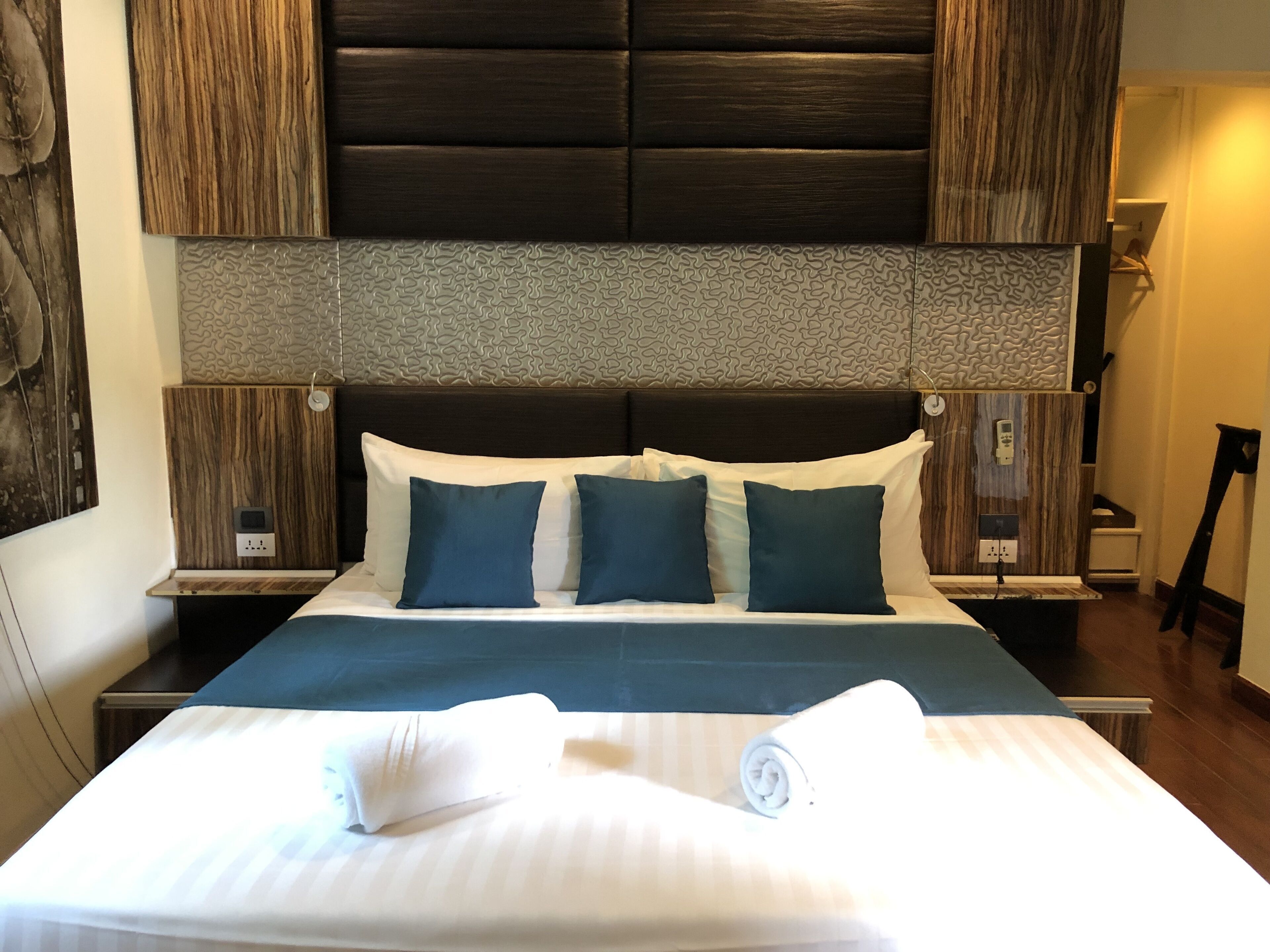 Premium bedding, minibar, in-room safe, soundproofing