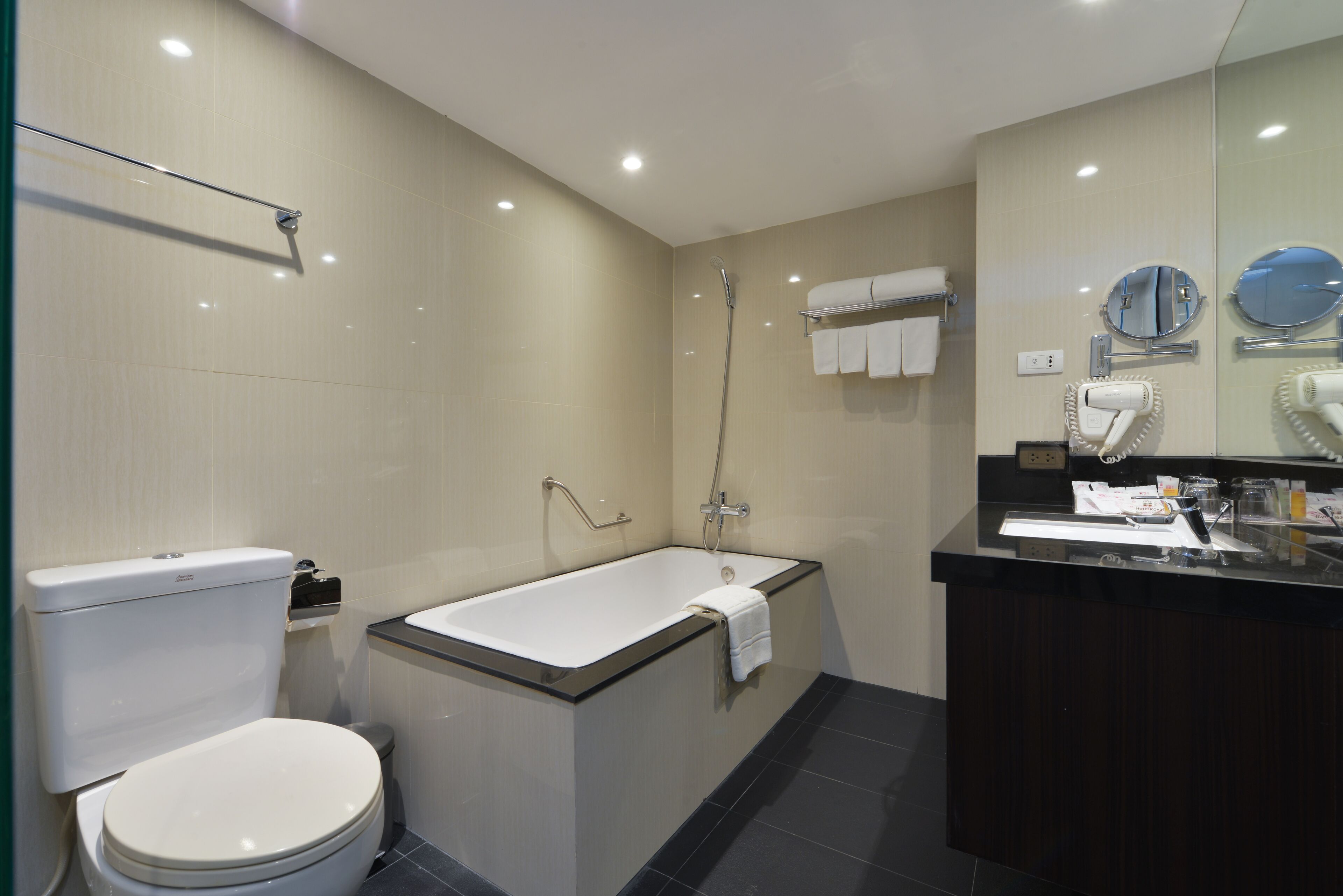 apartment suite | bathroom | bathtub, free toiletries, hair dryer, towels