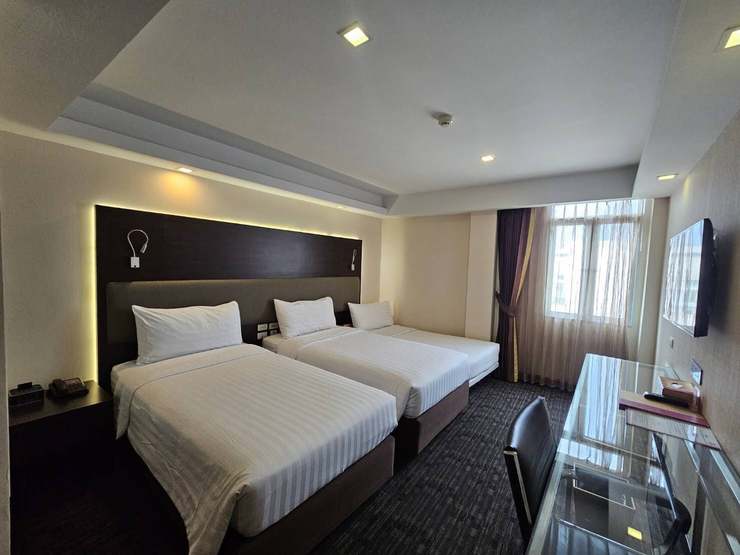 deluxe triple room | 1 bedroom, minibar, in-room safe, desk