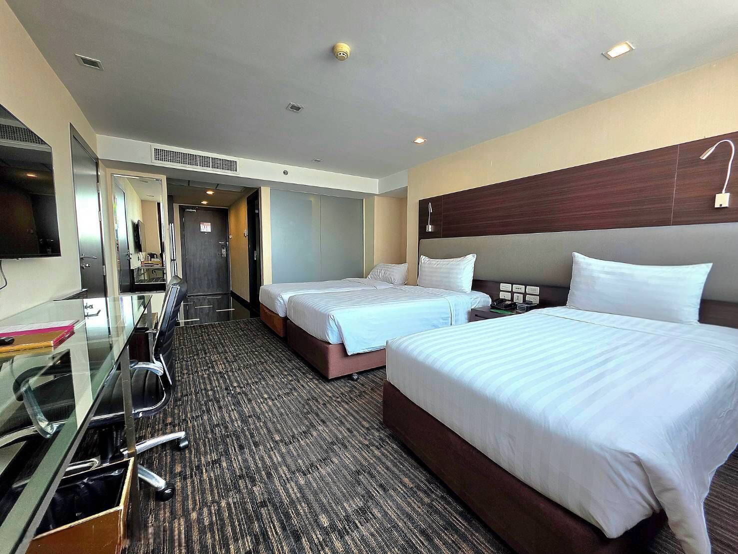 Premium Deluxe Triple | Minibar, in-room safe, desk, blackout curtains