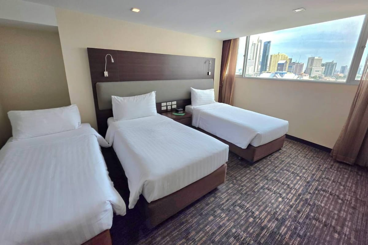 Premium Deluxe Triple | 1 camera, minibar, una cassaforte in camera, una scrivania
