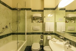 Combined shower/bathtub, hair dryer, bidet, towels