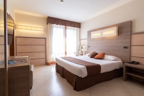 Minibar, caja de seguridad en la habitación y escritorio