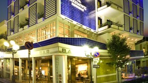Un hotel con un letrero llamativo que dice 'Hotel Marietta Regency'.