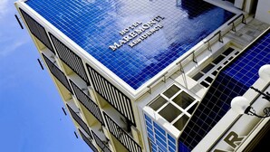 Un hotel con área de piscina en la azotea, que presenta el nombre "HOTEL MARRIONNE KRAVINE".