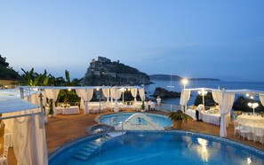 Piscina coberta, 2 piscines a l'aire lliure i gandules