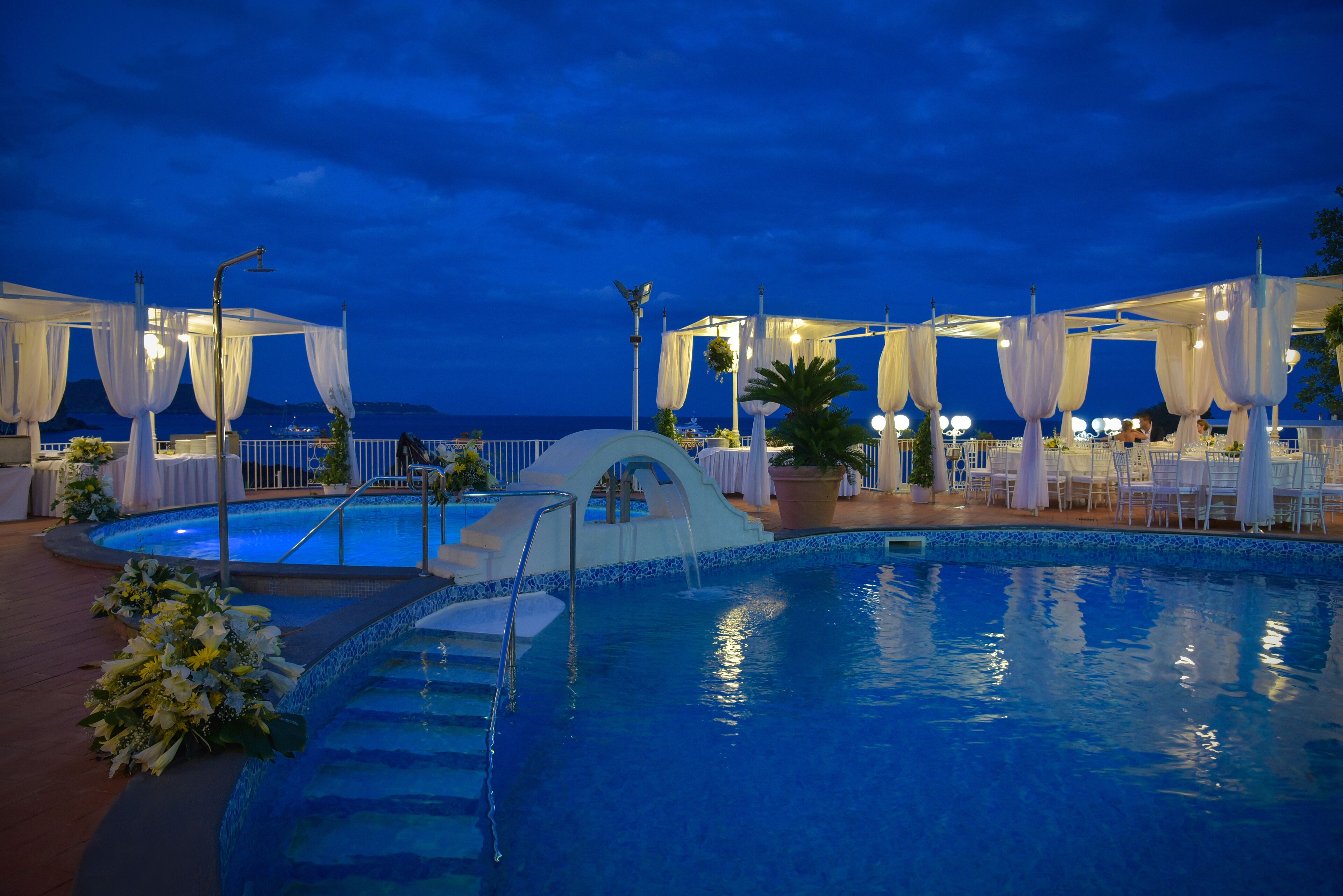 من حمّامات السباحة المغطاة، 2 من حمّامات السباحة الخارجية، مقاعد للتشمس