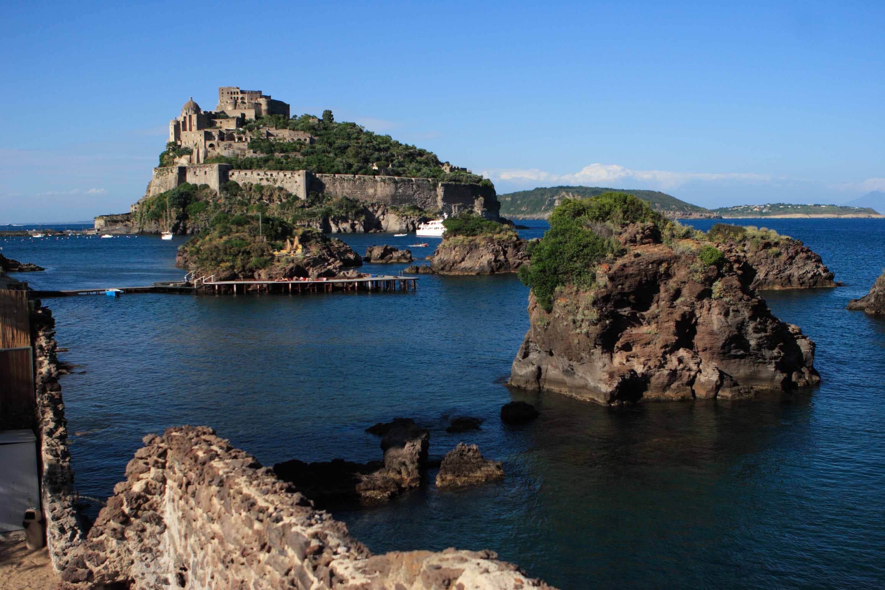 ميني بار وخزنة داخل الغرفة ومكتب وستائر تعتيم