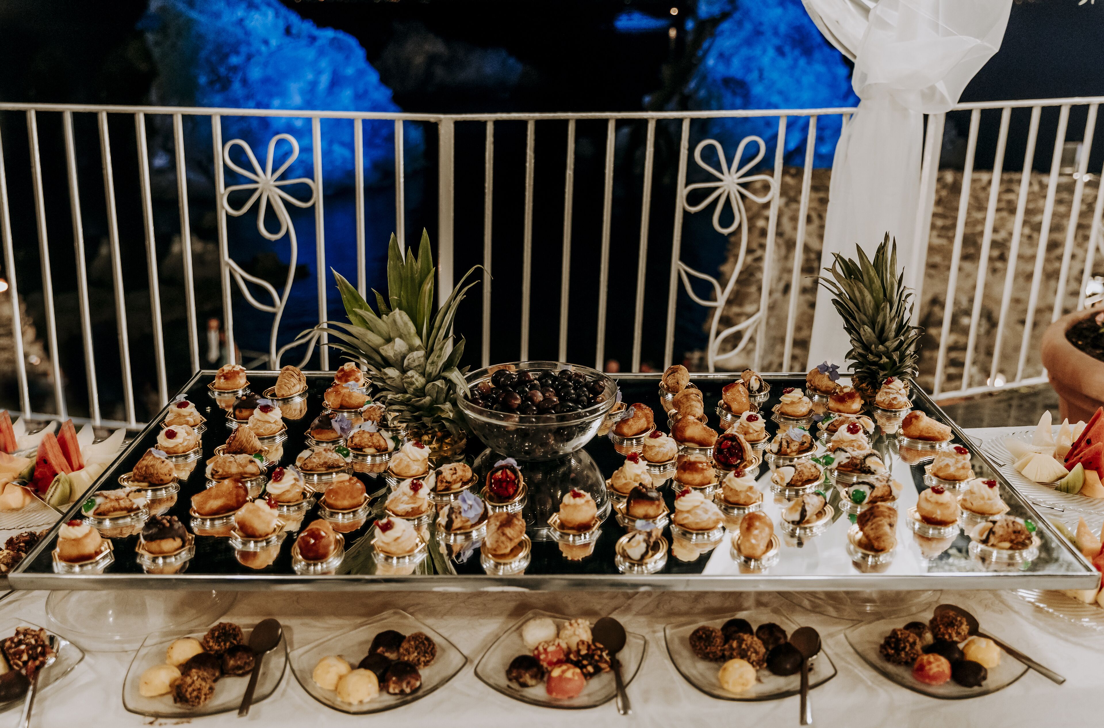 Un tavolo per buffet con diversi dolci e frutta.
