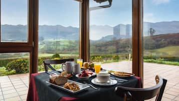 Breakfast, dinner served; Spanish cuisine, garden views