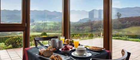 Petit déjeuner et dßner servis sur place, vue sur le jardin