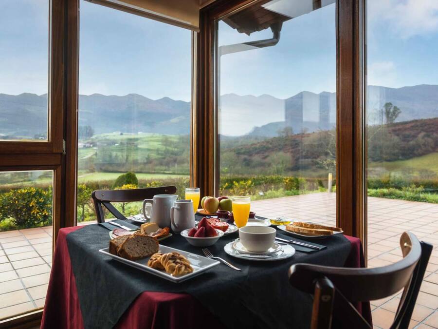 Breakfast, dinner served; Spanish cuisine, garden views