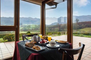 Breakfast, dinner served; Spanish cuisine, garden views 