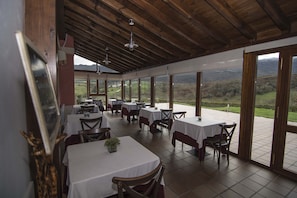 Frühstück, Abendessen, spanische Küche, Blick auf den Garten