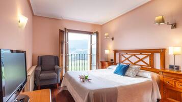 Double Room | Minibar, in-room safe, desk, soundproofing