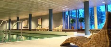 Una piscina techada, una piscina al aire libre