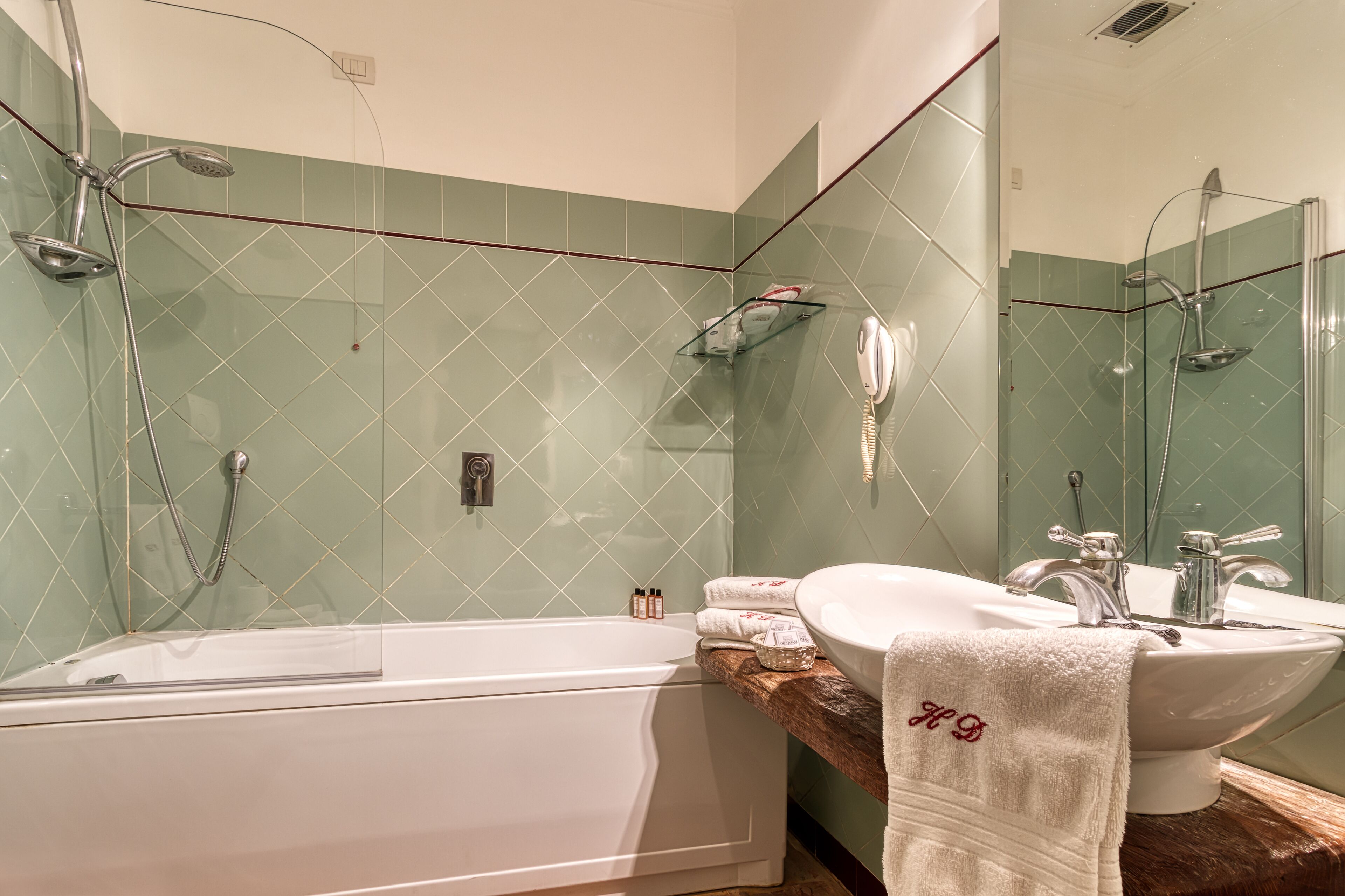 superior double or twin room | bathroom | free toiletries, hair dryer, bidet, towels