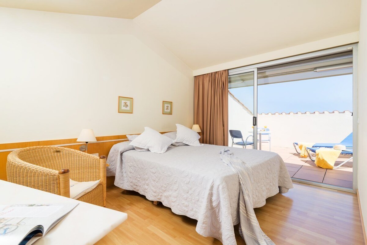 In-room safe, free cots/infant beds, bed sheets