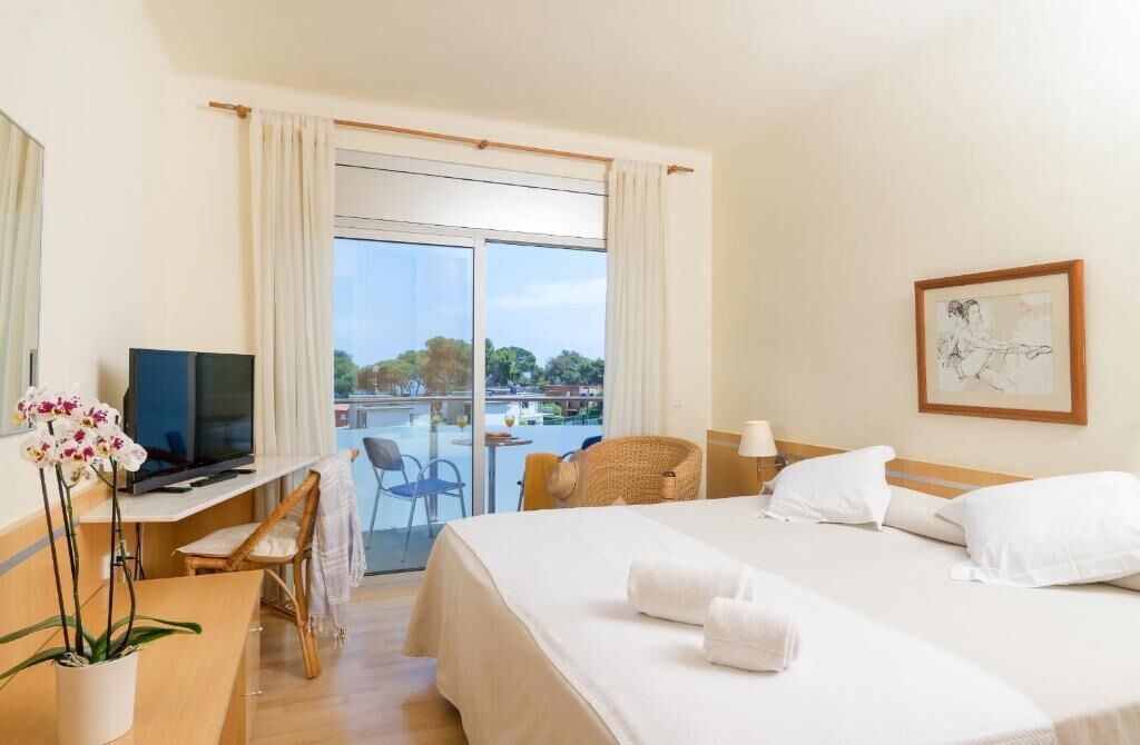 In-room safe, free cribs/infant beds, bed sheets