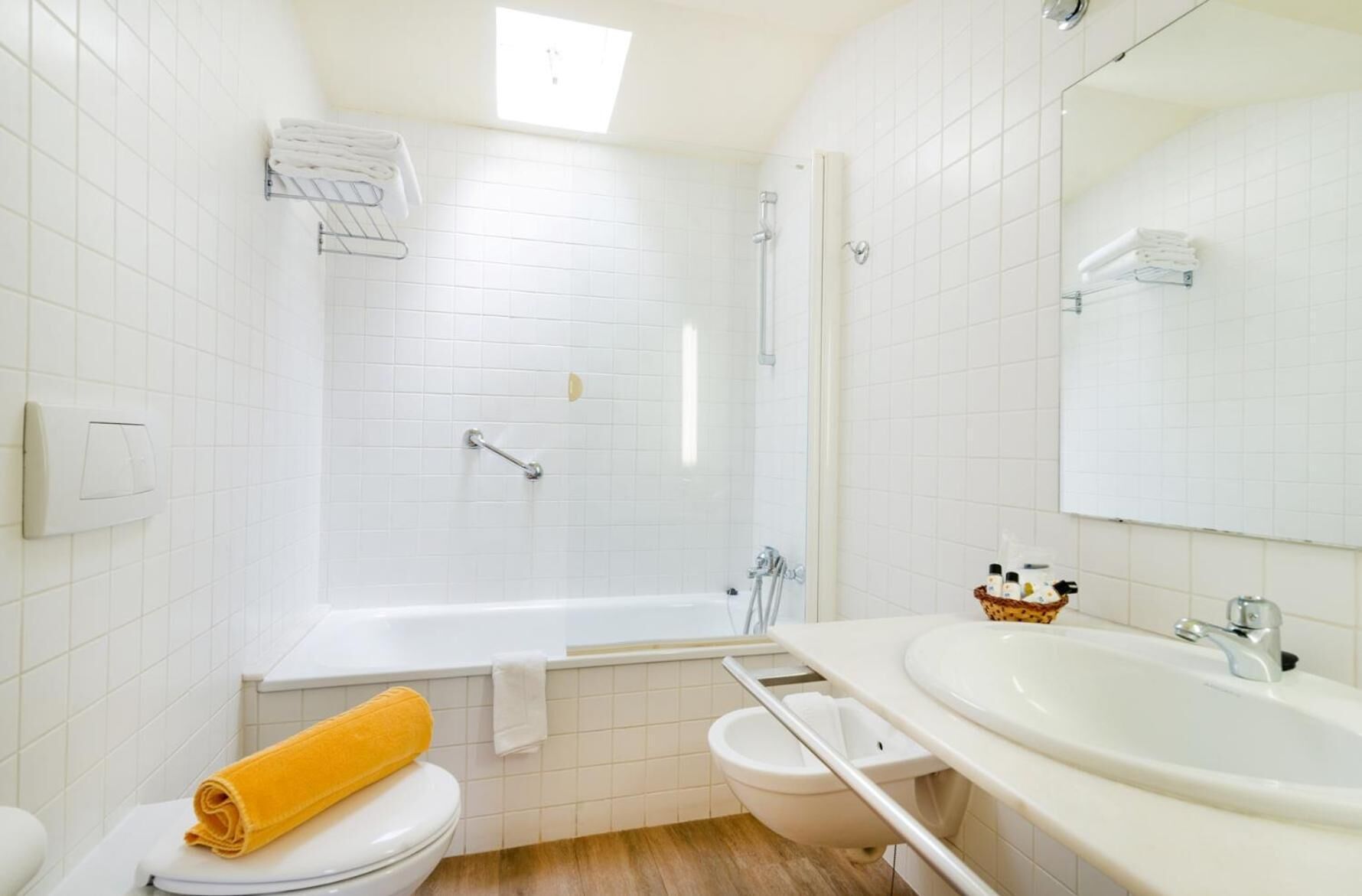 combined shower/bathtub, hair dryer, towels