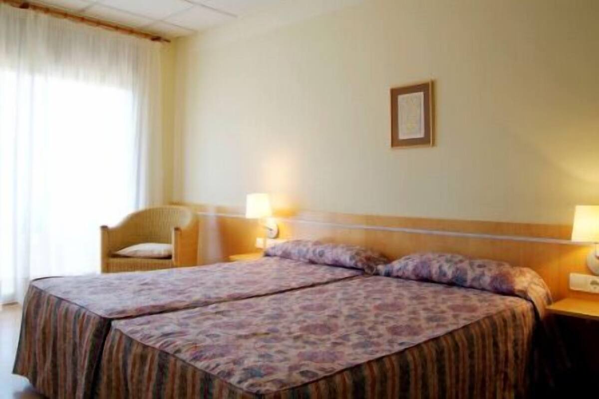 Caja de seguridad en la habitación, cunas gratuitas y ropa de cama 