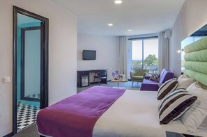 Suite, Terrasse | Minibar, Zimmersafe, kostenloses WLAN, Bettwäsche